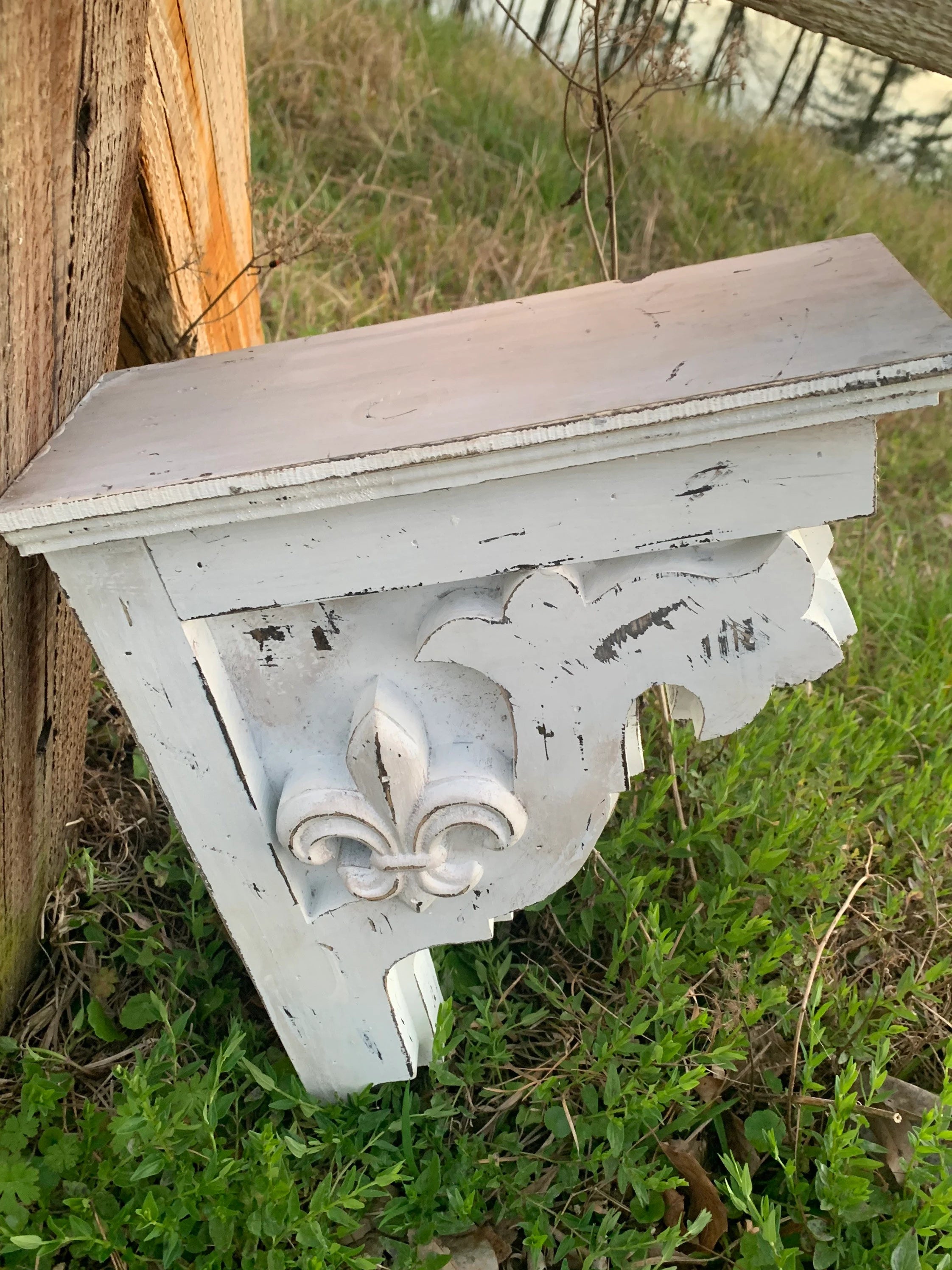 Vintage style distressed Fleur-de-Lis corbel home décor