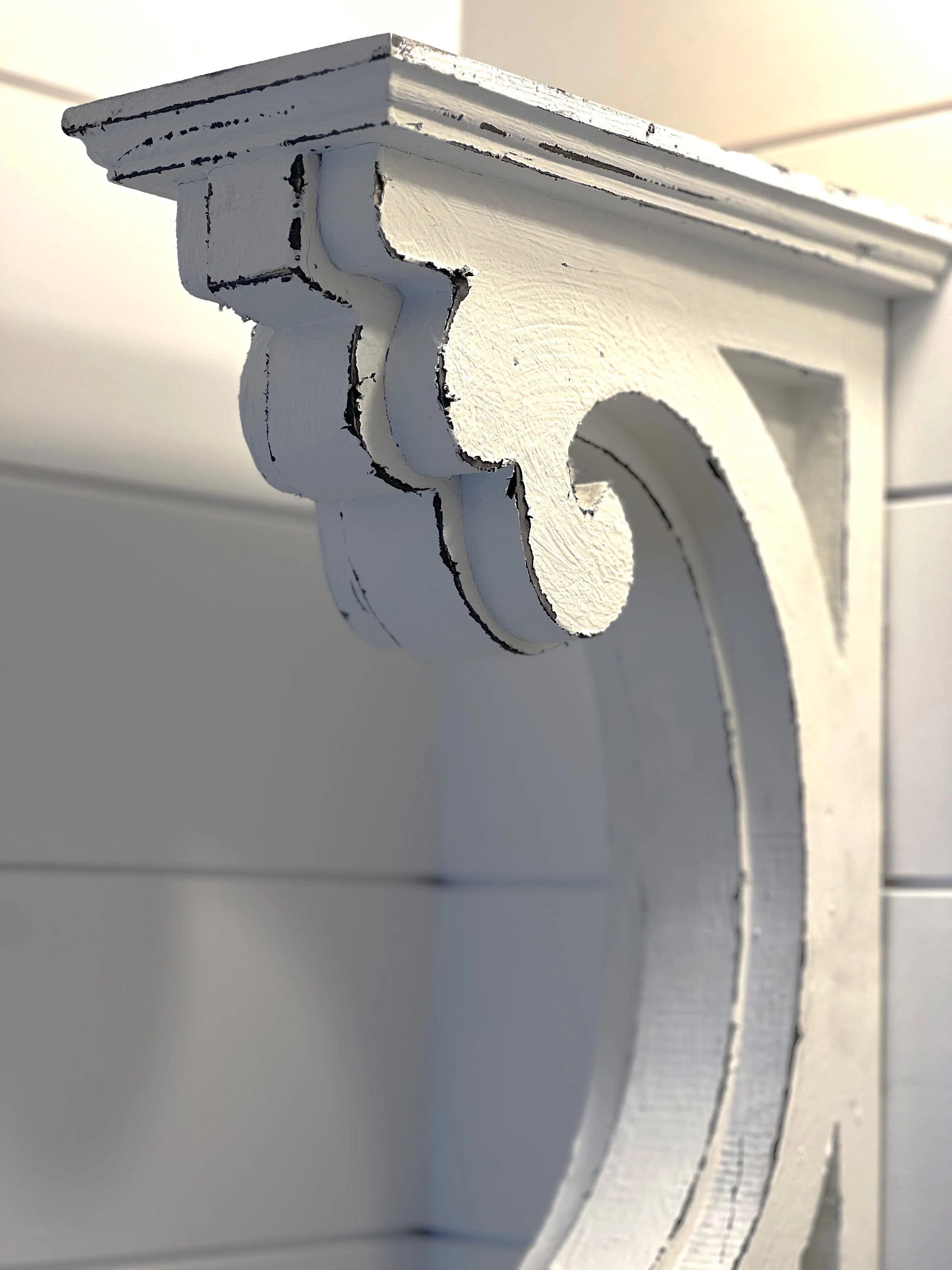 Rustic French architectural corbel in solid wood

Vintage style distressed Fleur-de-Lis corbel home décor