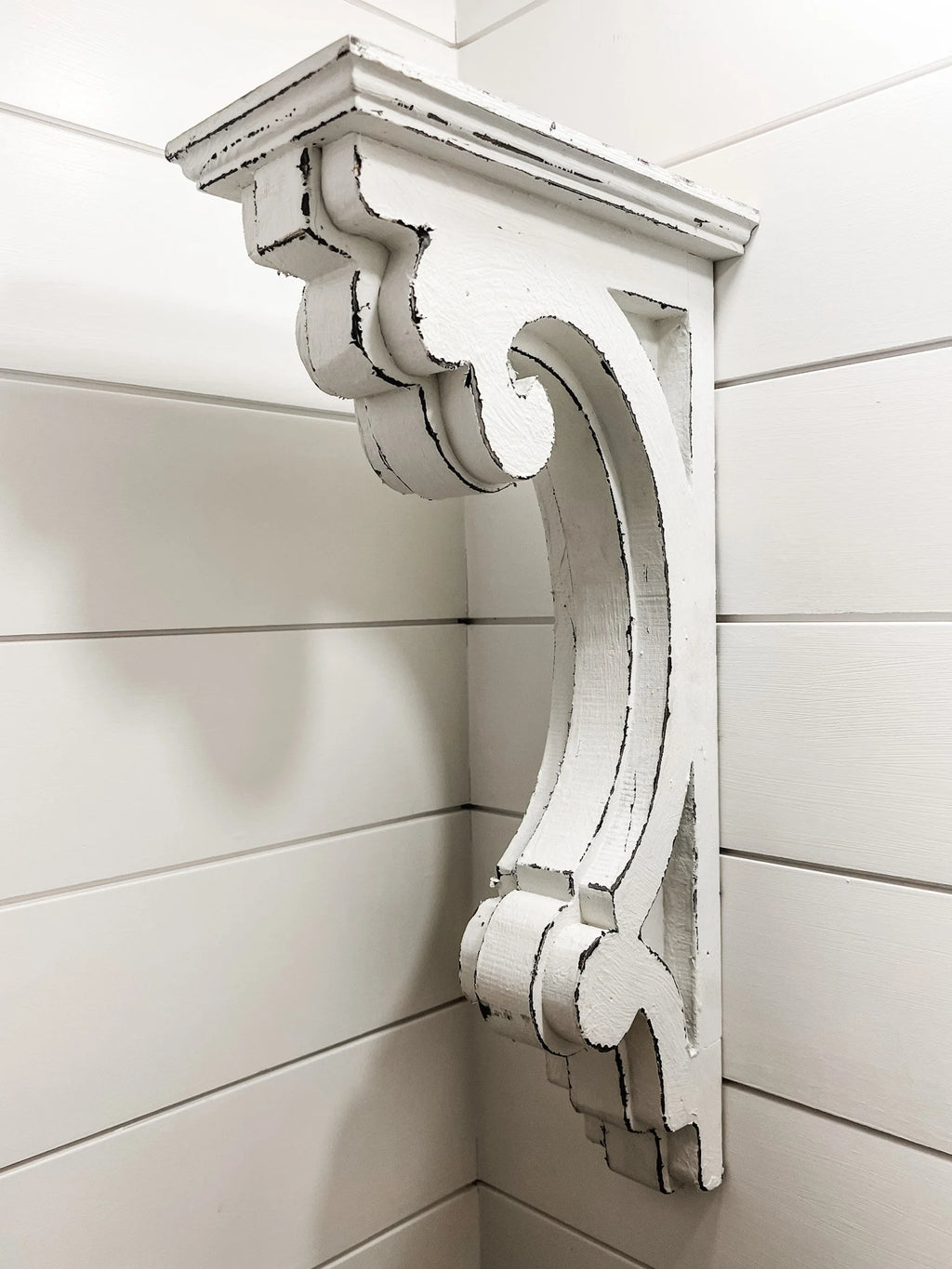 White distressed Fleur-de-Lis wood corbel – French country architectural bracket

Handcrafted New Orleans style corbel with Fleur-de-Lis carving

Distressed white wood corbel for shelves and mantels